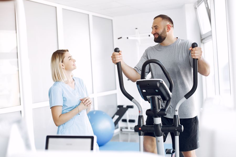 Trening medyczny – czym różni się od zwykłego treningu na siłowni?