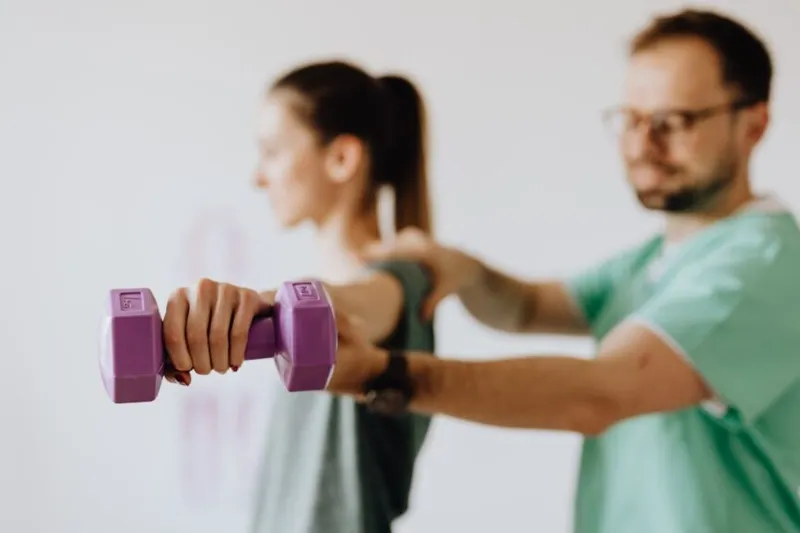 Rehabilitacja i fizjoterapia po urazie sportowym – krok po kroku w Renort Gabinety Medyczne