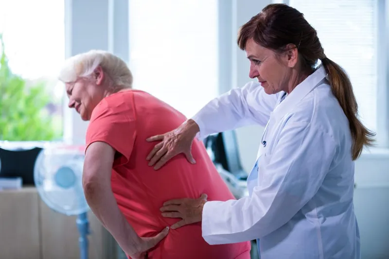 Rwa kulszowa – jak wygląda leczenie i rehabilitacja krok po kroku?
