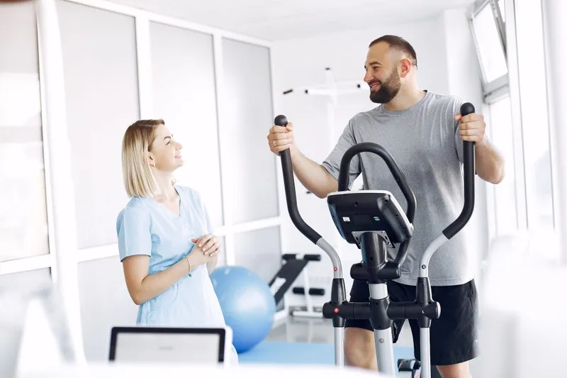 Trening medyczny – czym różni się od zwykłego treningu na siłowni?