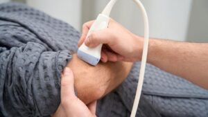 Fizjoterapia pod USG vs tradycyjne metody – kiedy warto wybrać nowoczesność?