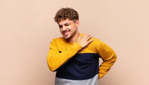 Ból barku podczas podnoszenia ręki - jakie mogą być jego najczęstsze przyczyny?