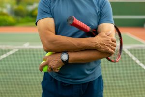 Łokieć tenisisty i łokieć golfisty - czym różnią się te przeciążenia?
